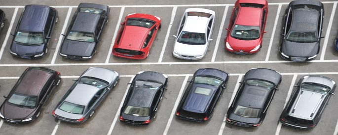 停車場(chǎng)監(jiān)控記錄小賊偷后視鏡全過程